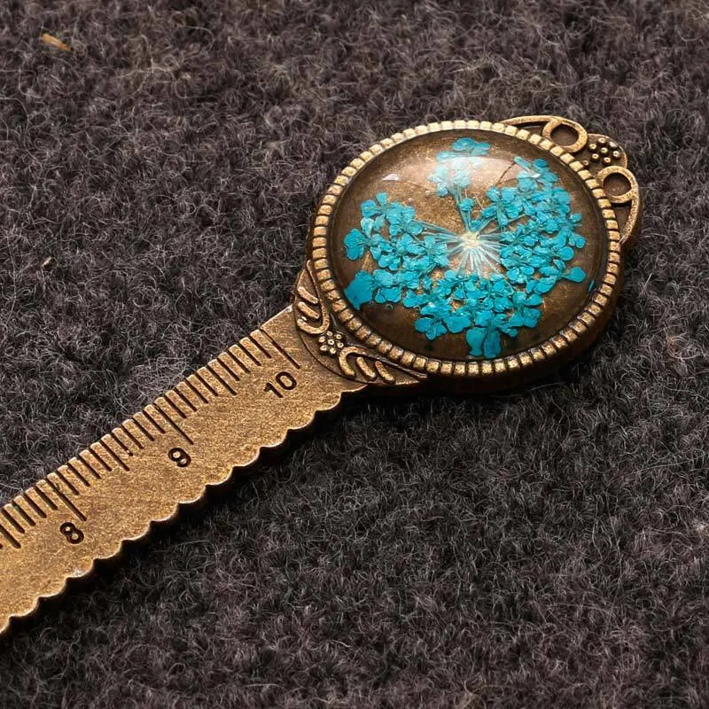 Handmade dry flower gypsophila bookmark measuring 12cm with preserved lace flowers, daffodils, and clover