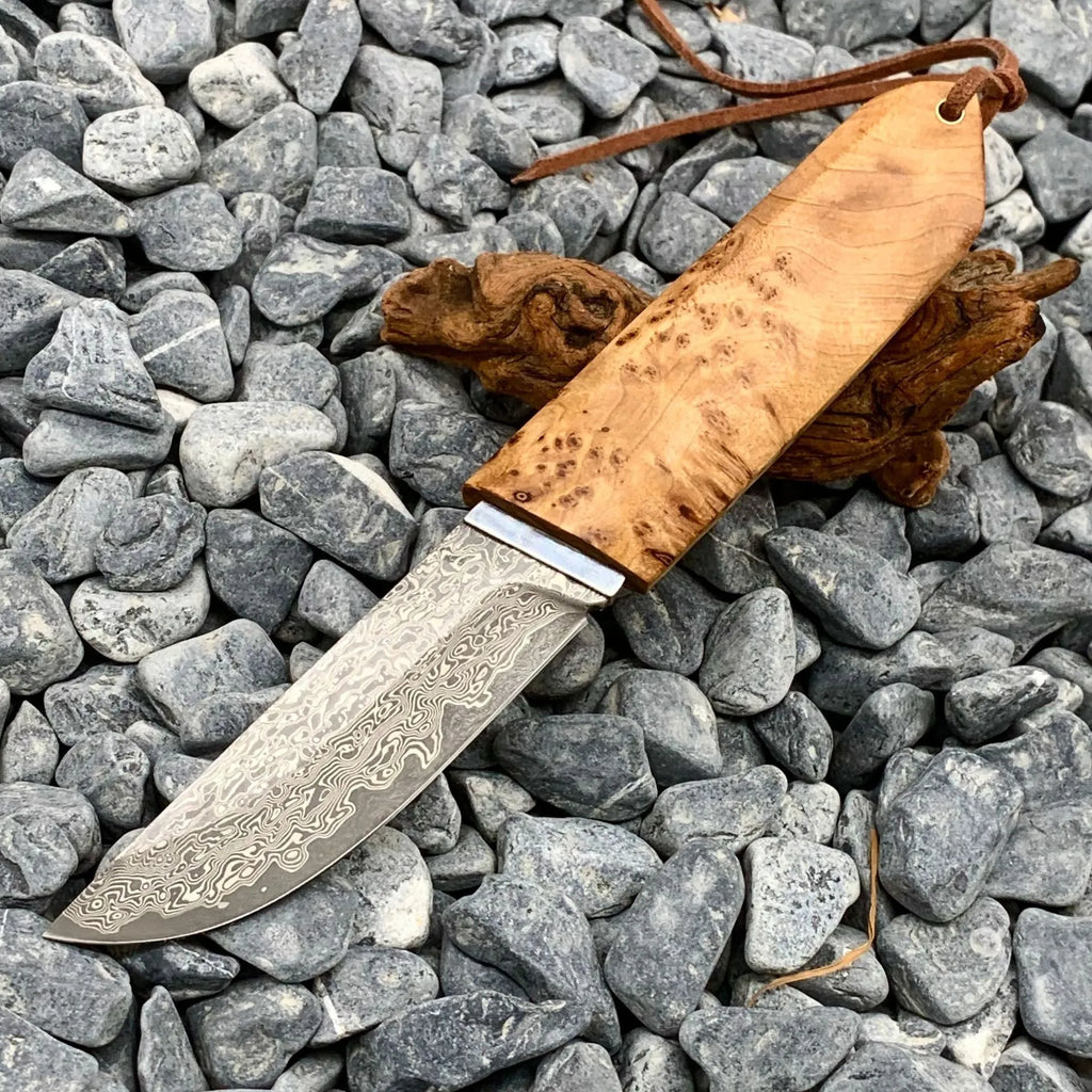 White Shadow short knife with Damascus steel blade and Thuja wood handle measuring 18cm