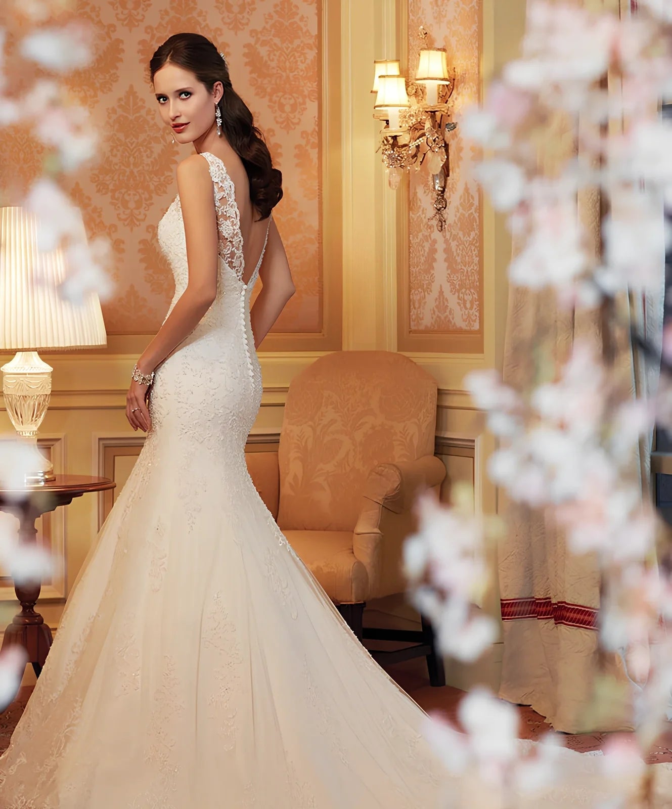 White sleeveless lace fishtail wedding dress with adjustable bust 77-84cm in size S and waist 60-67cm