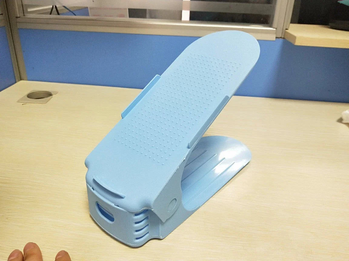 Adjustable double shoe rack made of durable polypropylene with customizable height to organize your shoe collection