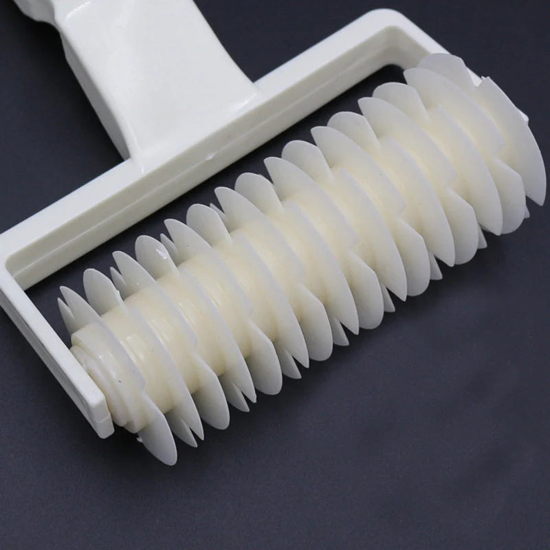 Plastic pizza knife set in white, sizes S, M, L, for clean slicing