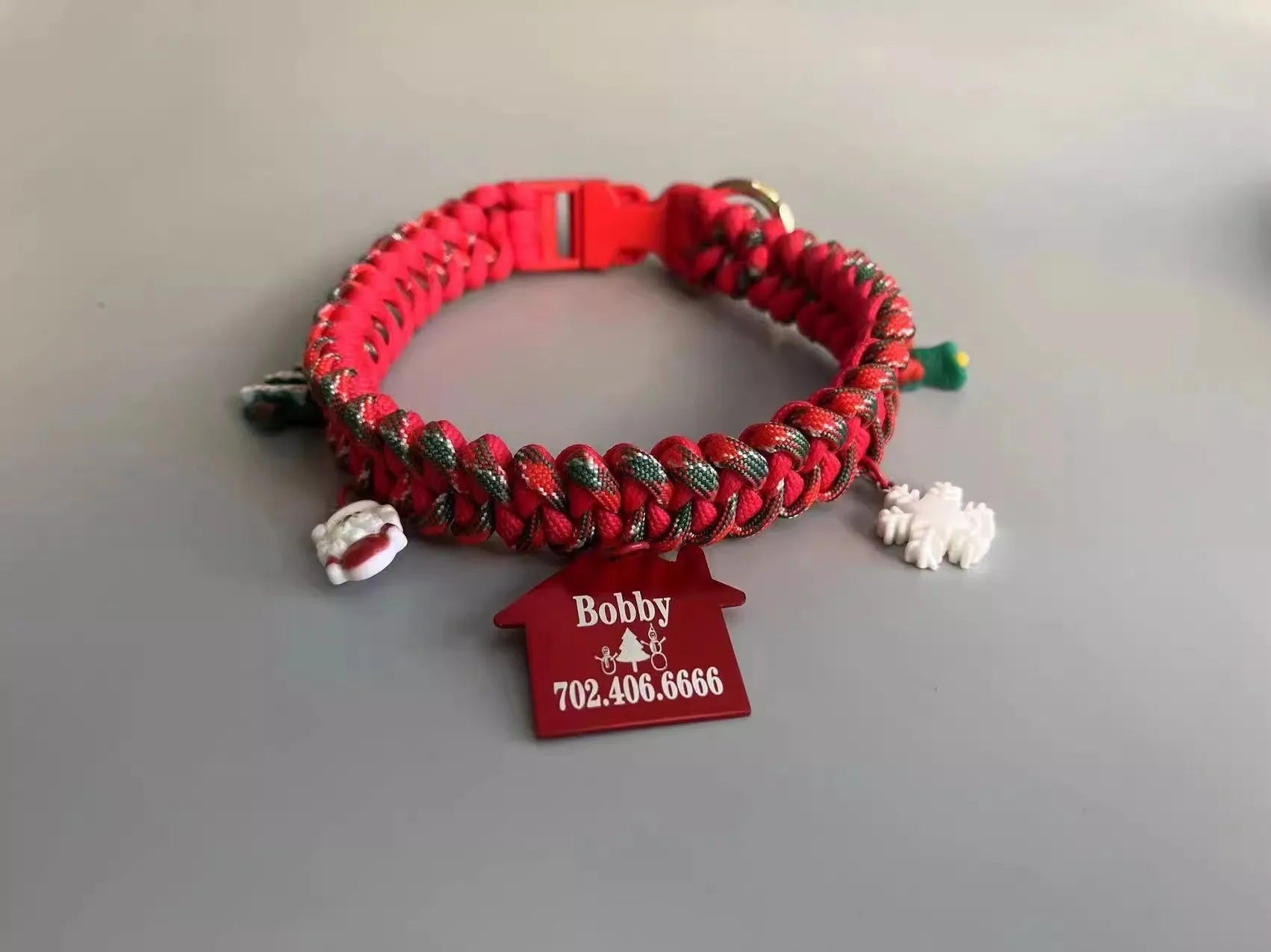 Green dog leash with hand-holding rope and P-chain, featuring a zinc alloy release buckle.