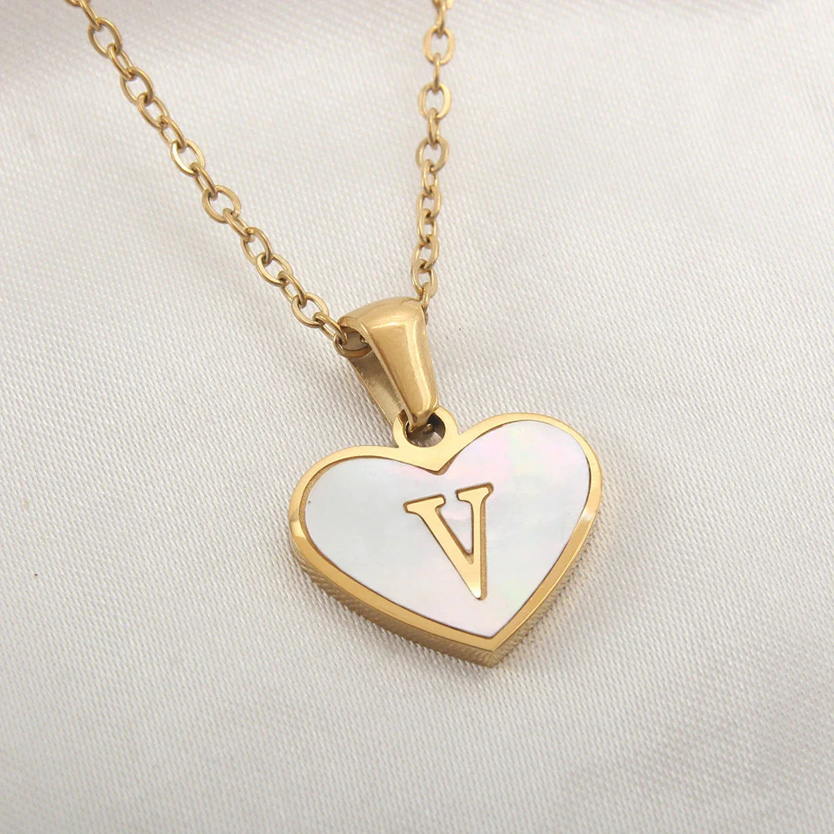 Personalized 26-letter heart-shaped necklace made of stainless steel and white shell