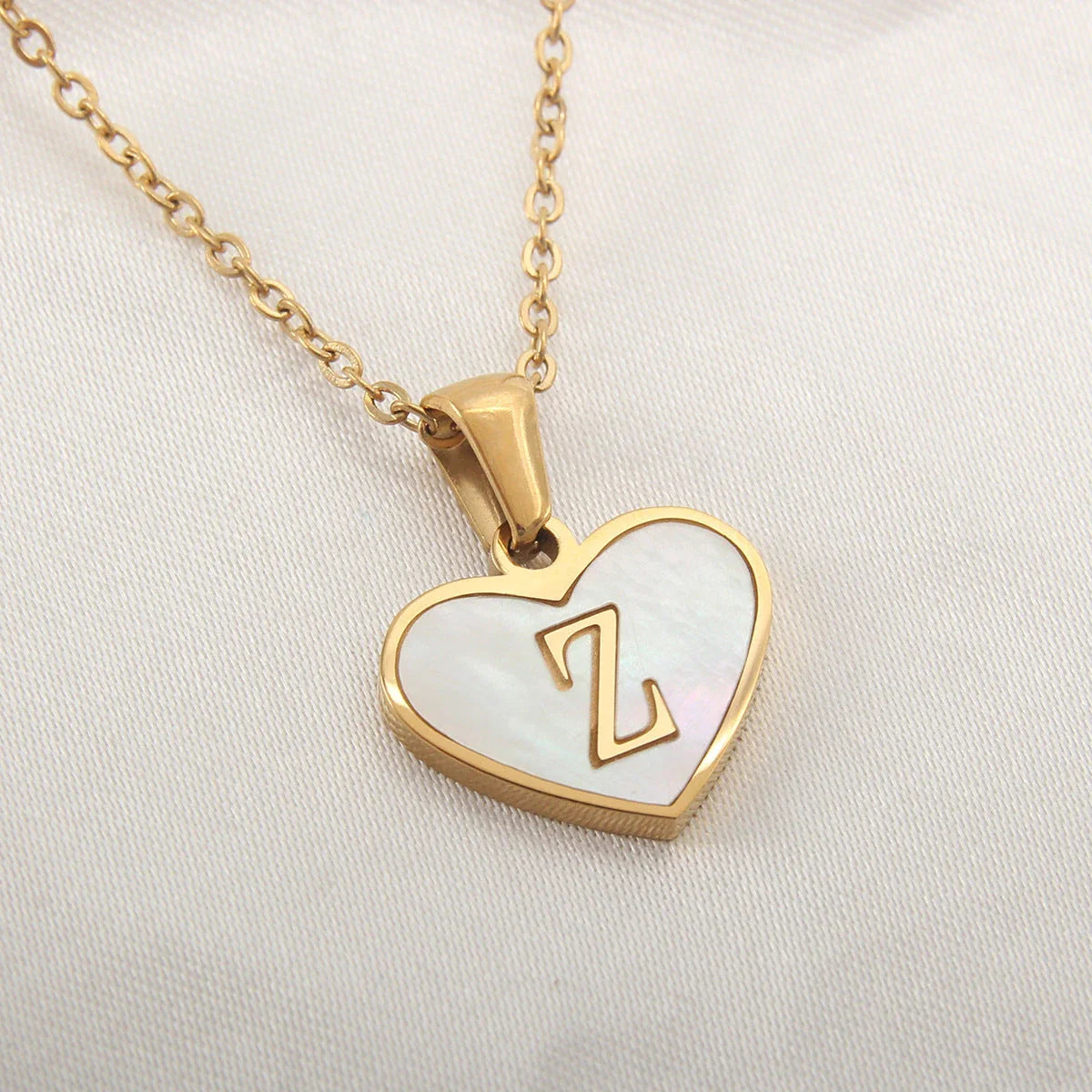 Personalized 26-letter heart-shaped necklace made of stainless steel and white shell