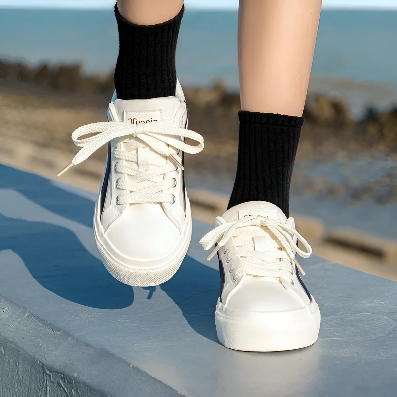 Women's low-top vulcanised board shoes in a lace-up design with a round toe.