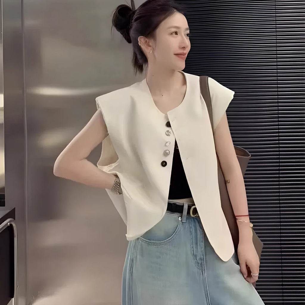 Women's loose sleeveless vest with pockets in milky white polyester fabric