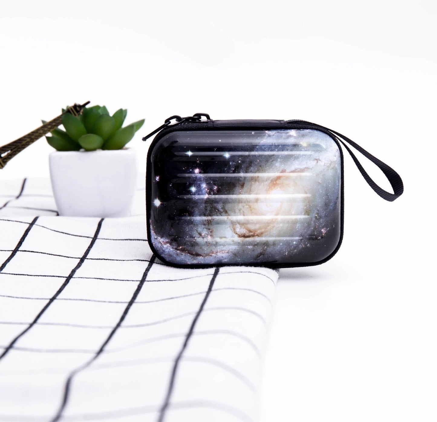 Tinplate coin purse with anime cartoon design and zipper opening