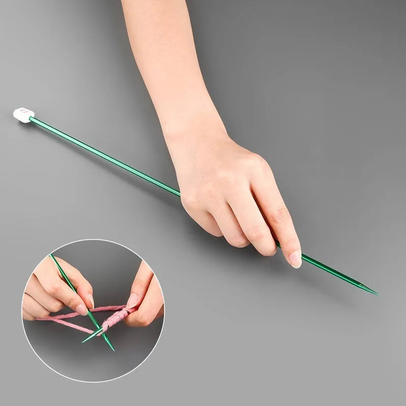 Aluminium crochet hook set with safety caps showing 28 hooks in 14 sizes from 2.0mm to 10.0mm