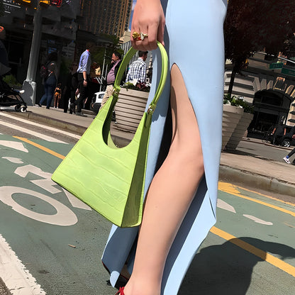 Women's white triangle shoulder handbag with crocodile pattern and magnetic buckle closure