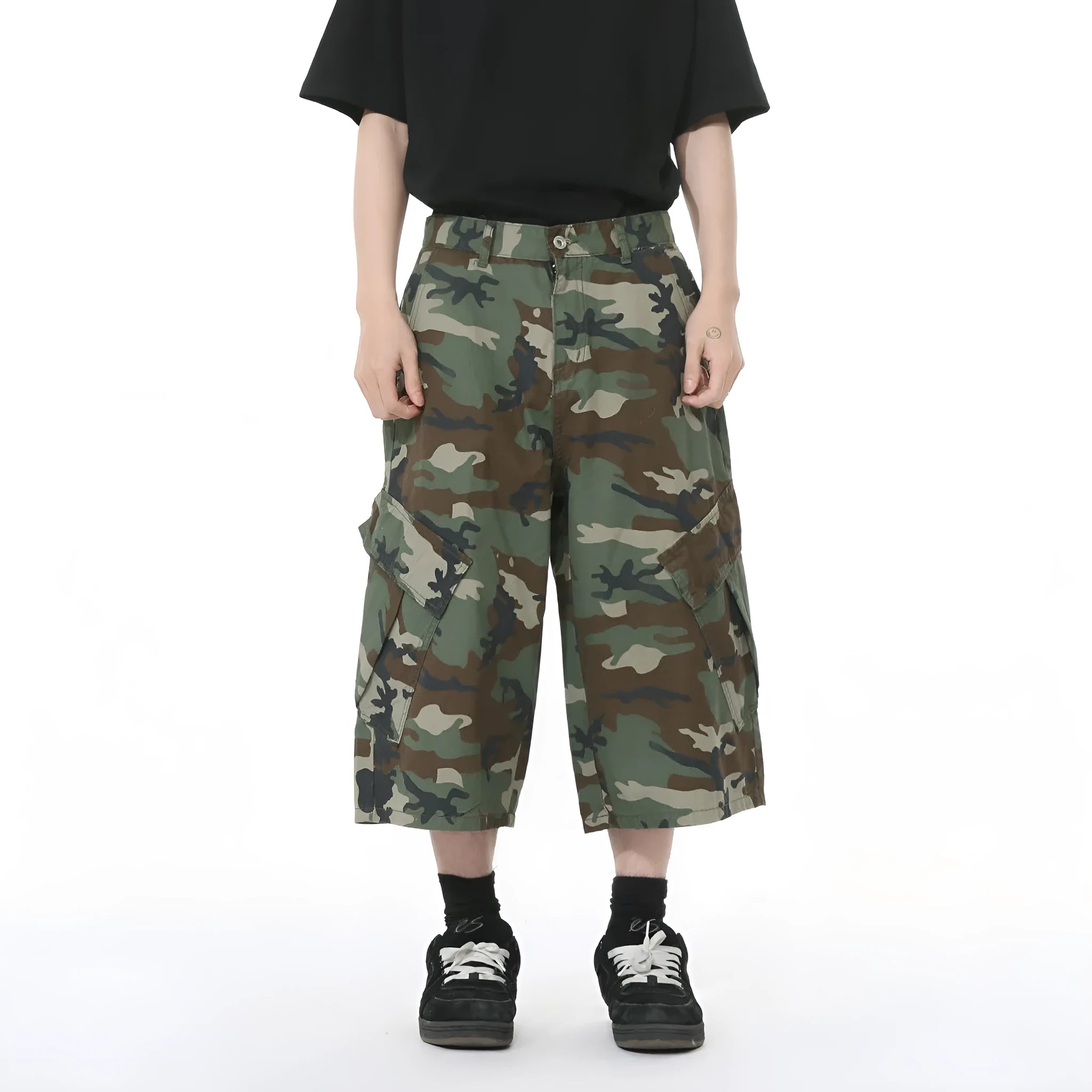 Men's loose fit cropped camouflage jeans with wide legs and side stitching