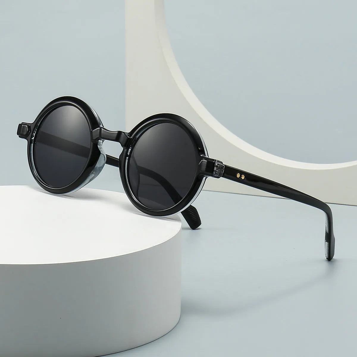 European American retro artistic round sunglasses with black frame and gray lenses, full-frame plastic design