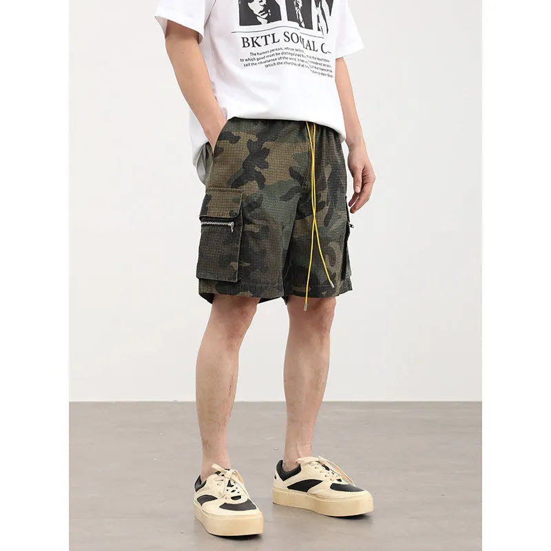 Men's camouflage multi-pocket work shorts with cropped length and mid waist design