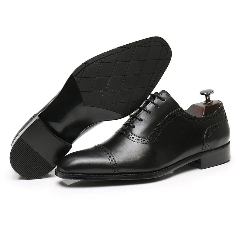 Men's black cowhide Oxford brogue shoes with rubber sole and sewn thread detail
