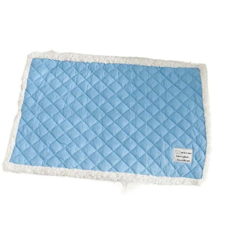 Blue quilted cloth pet blanket for cats, shown with size options M, L, and XL next to a cat bed.