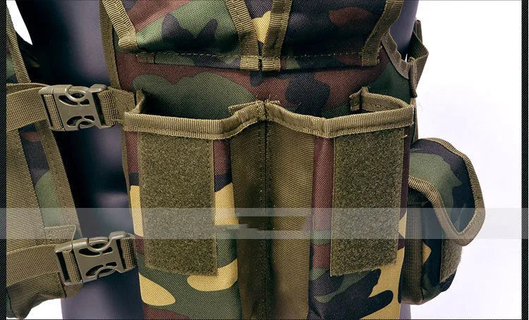 Lightweight tactical vest in jungle camouflage made from 600D polyester for outdoor training and camping