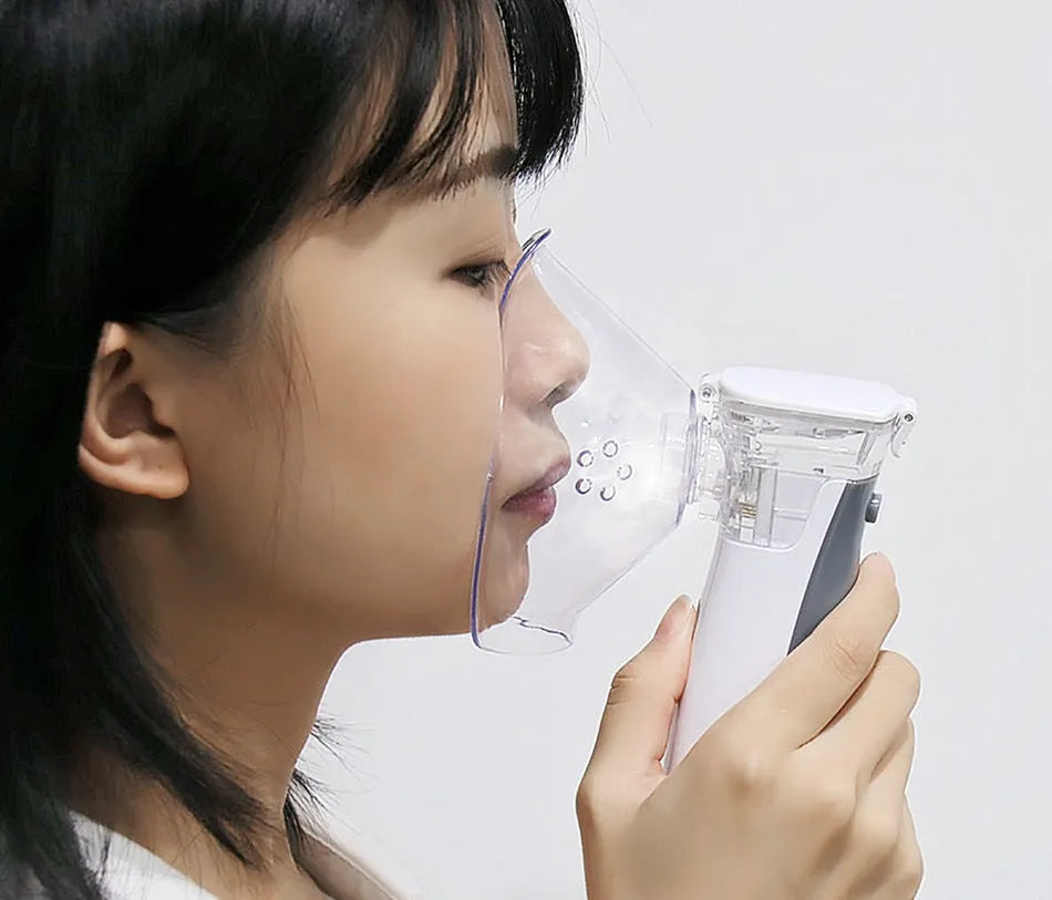 White handheld microporous medical nebuliser with mouthpiece, compact size 50x48x130mm