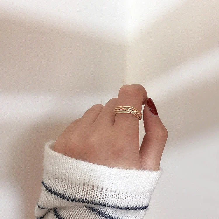 Adjustable twist metal ring in gold with vintage geometric design