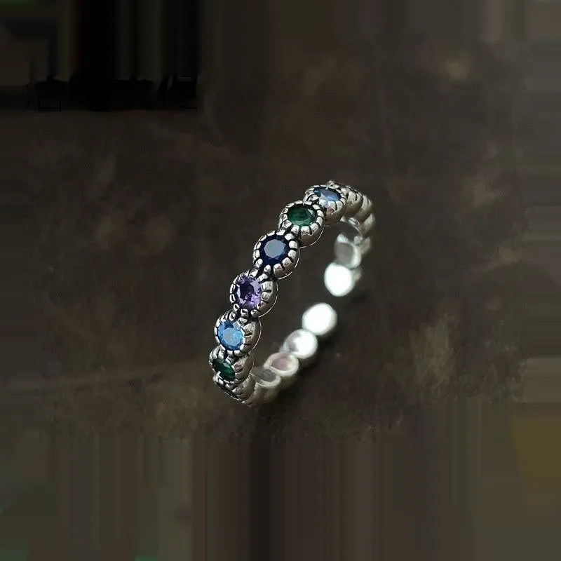 Women's adjustable ring with round zircon stone in retro silver colour and geometric design