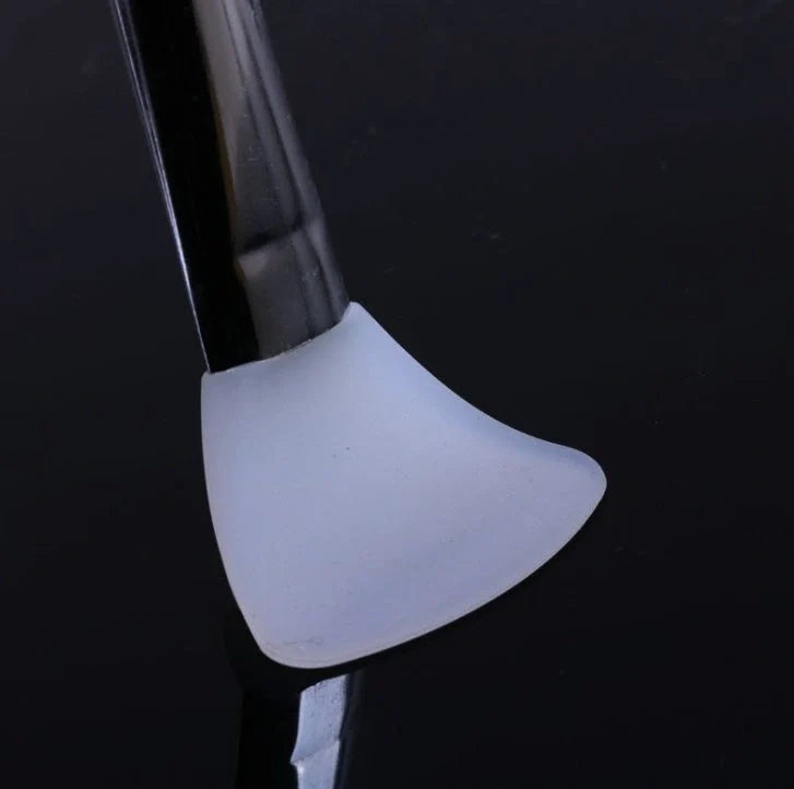 Silicone facial mask brush with 0.5cm bristles and 15cm handle in navy blue colour