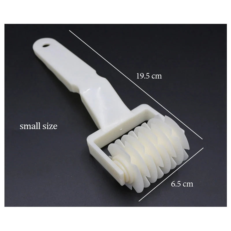 Plastic pizza knife set in white, sizes S, M, L, for clean slicing