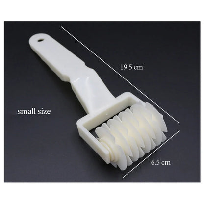 Plastic pizza knife set in white, sizes S, M, L, for clean slicing