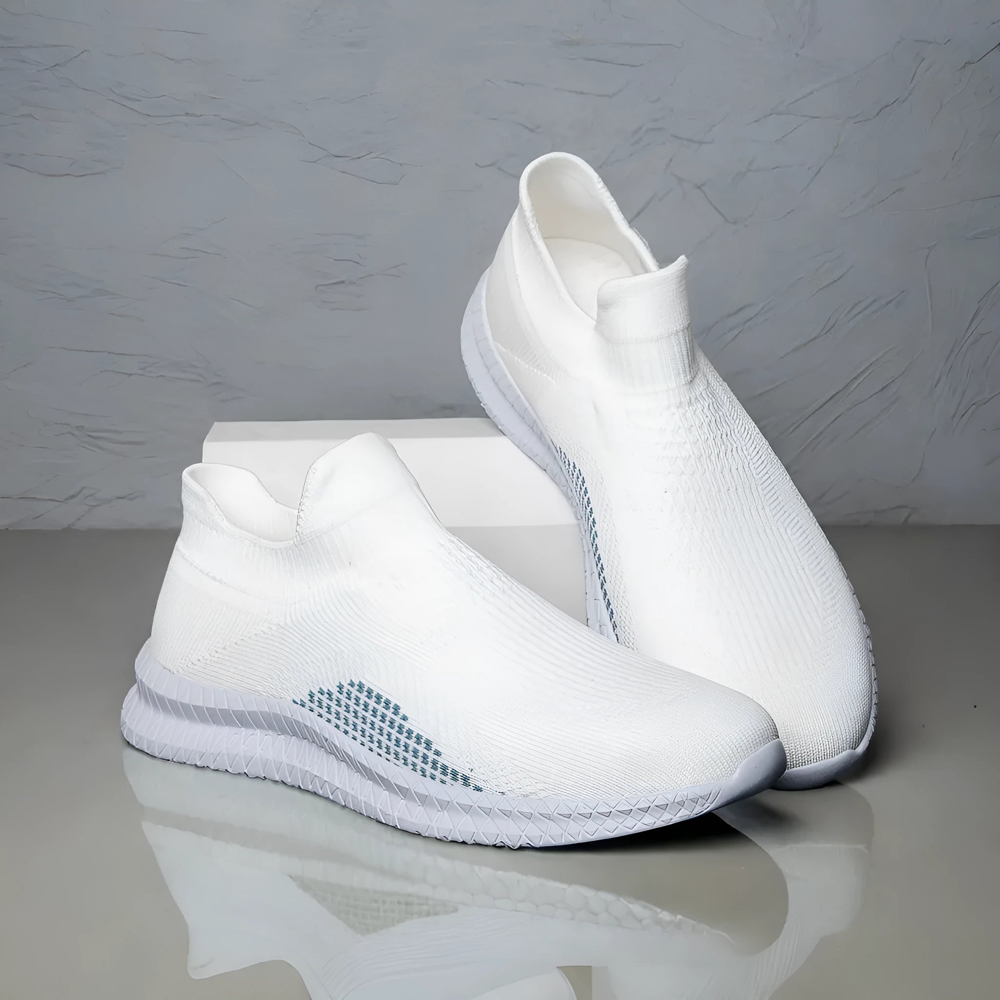 Men's white Popcorn Flyknit low-top fabric casual sneakers with a round toe on a plain background.