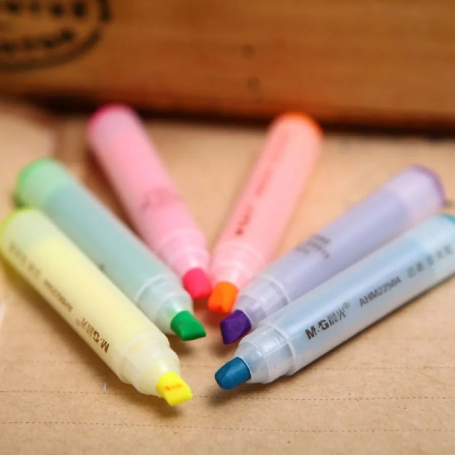 Set of six plastic highlighter pens with oblique tips in assorted colours, presented in bagged packaging.