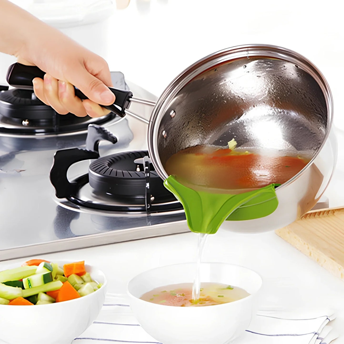 Green silicone soup funnel, 12x3x4.5cm PC material, clamps to round pots for spill-free pouring, 30g weight
