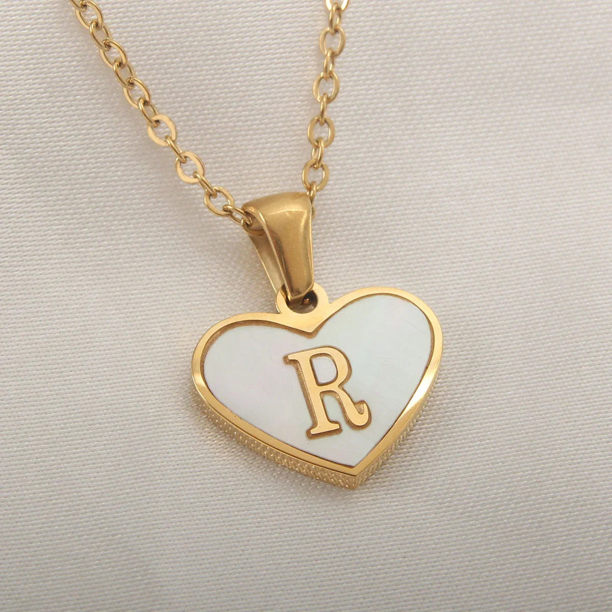 Personalized 26-letter heart-shaped necklace made of stainless steel and white shell