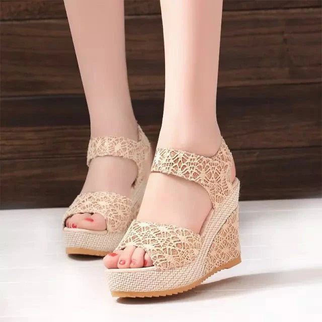 Summer high heel sandals with fish mouth toe and flat bottom in golden and black