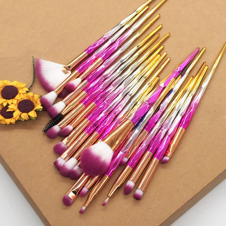 20 makeup brushes with artificial fibre bristles and 16cm plastic handles in organised set