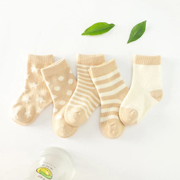 Cotton tube child socks in various colors and sizes, featuring breathable and sweat-absorbing properties