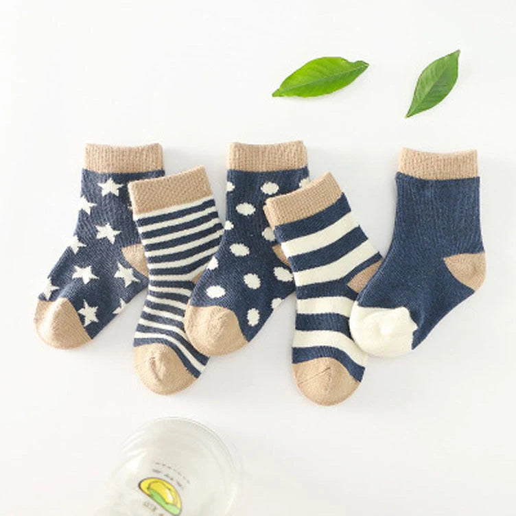 Cotton tube child socks in various colors and sizes, featuring breathable and sweat-absorbing properties