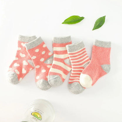 Cotton tube child socks in various colors and sizes, featuring breathable and sweat-absorbing properties