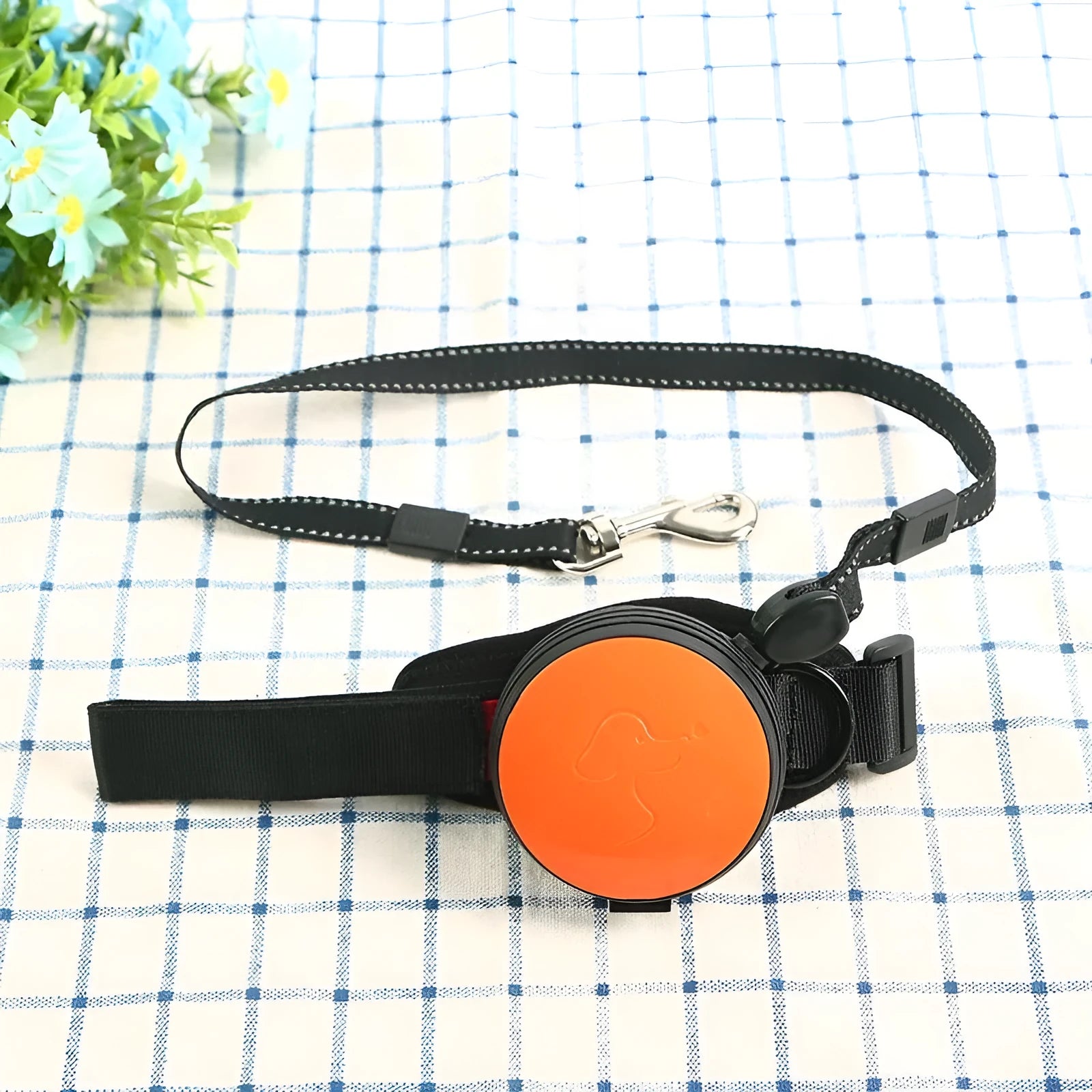Pet Holding Hands automatic retractable dog leash showing 3m nylon cord extended with locking button