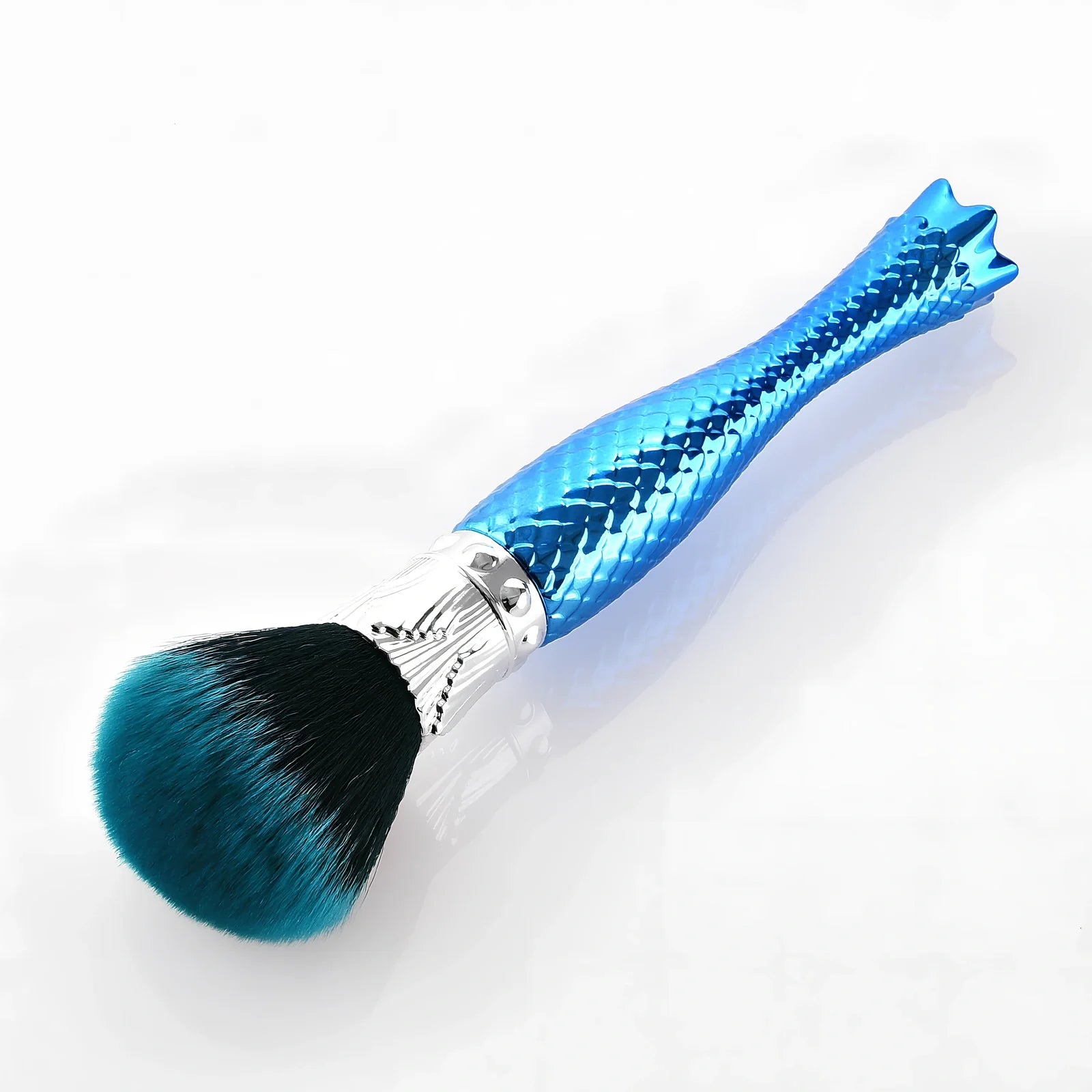 Single portable makeup brush with nylon bristles and demon blue plastic handle, dimensions 15 cm x 5 cm x 5 cm for even cosmetic application
