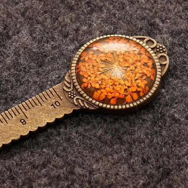 Handmade dry flower gypsophila bookmark measuring 12cm with preserved lace flowers, daffodils, and clover