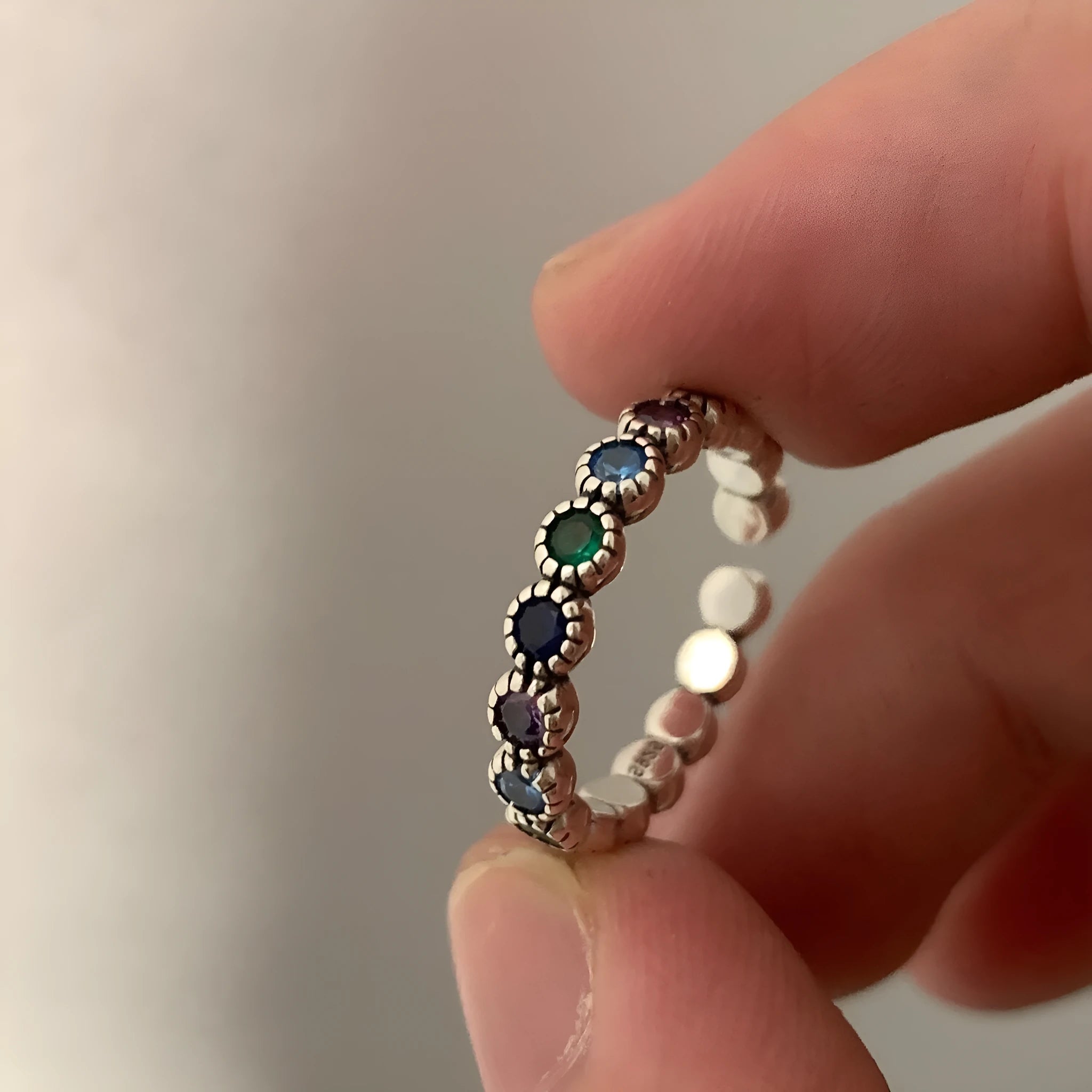 Women's adjustable ring with round zircon stone in retro silver colour and geometric design