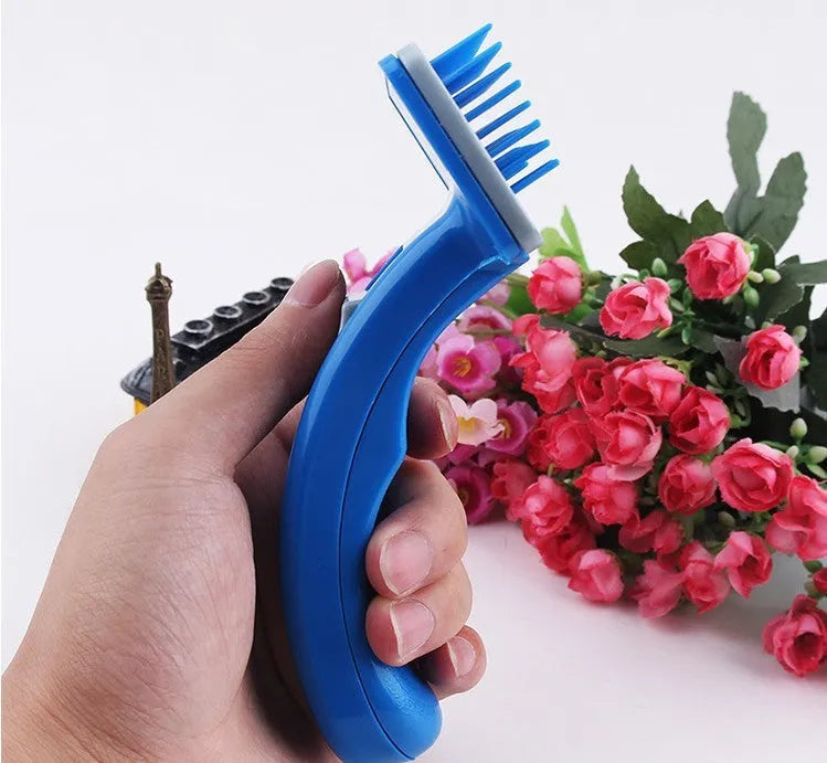 Pet hair removal comb with plastic handle and metal bristles, large size dimensions 12x7.8x19 cm