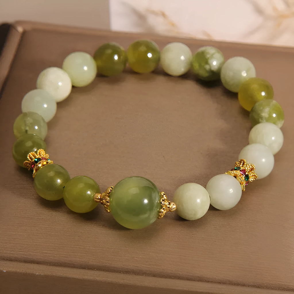 Original design women's bracelet with a green Xiuyan jade stone centrepiece.