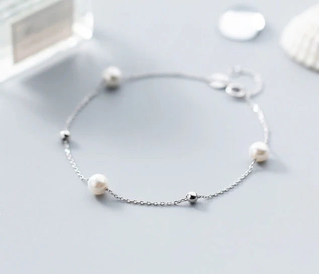 Adjustable synthetic pearl bracelet with 925 silver clasp, perfect for any wrist size