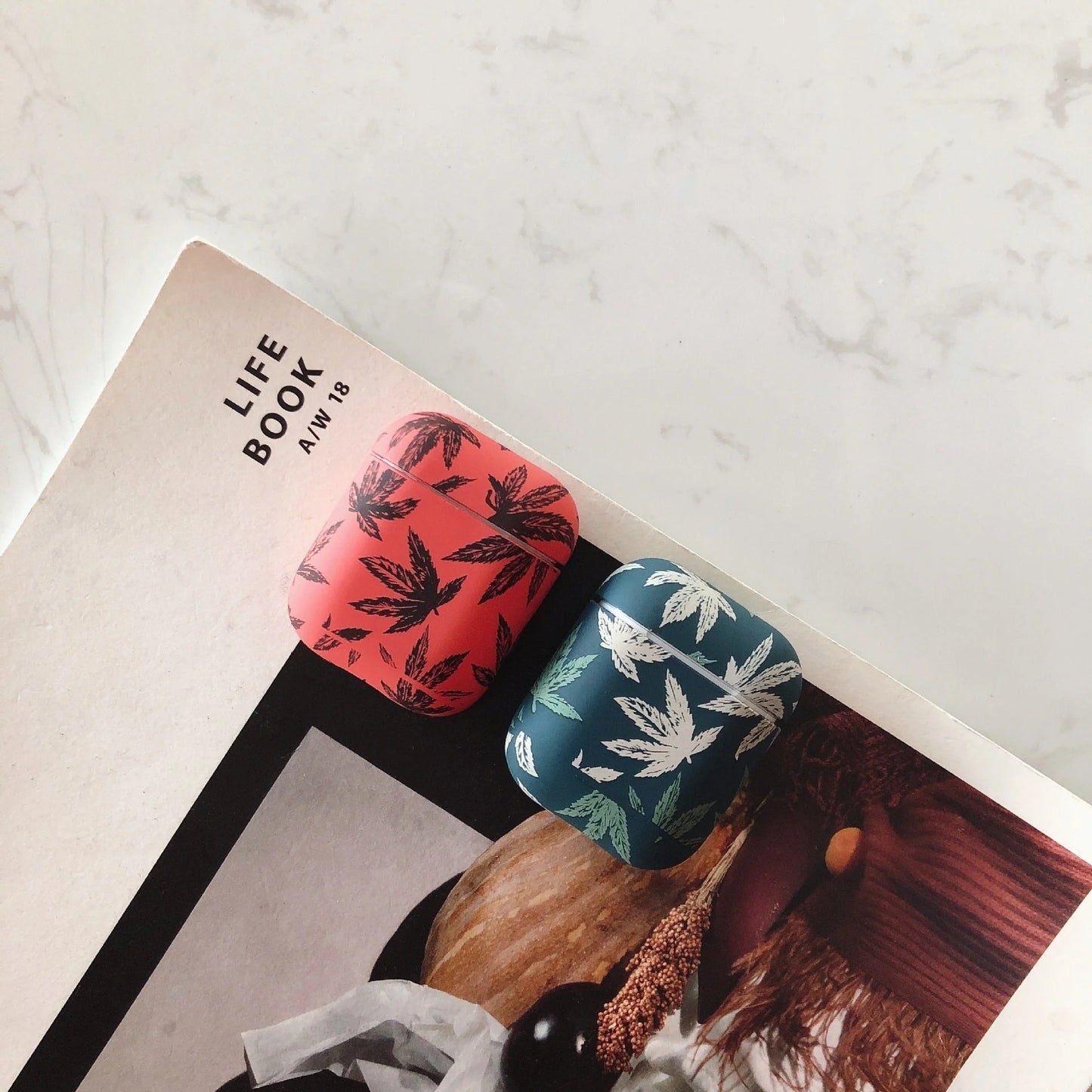 Bluetooth wireless headset protective case in red and green options