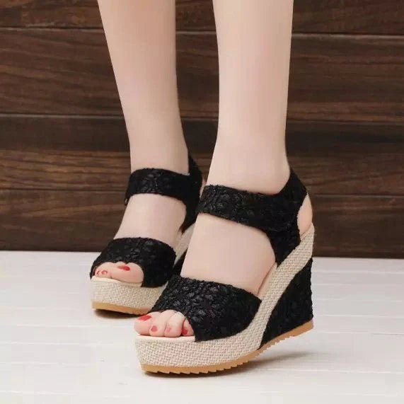 Summer high heel sandals with fish mouth toe and flat bottom in golden and black