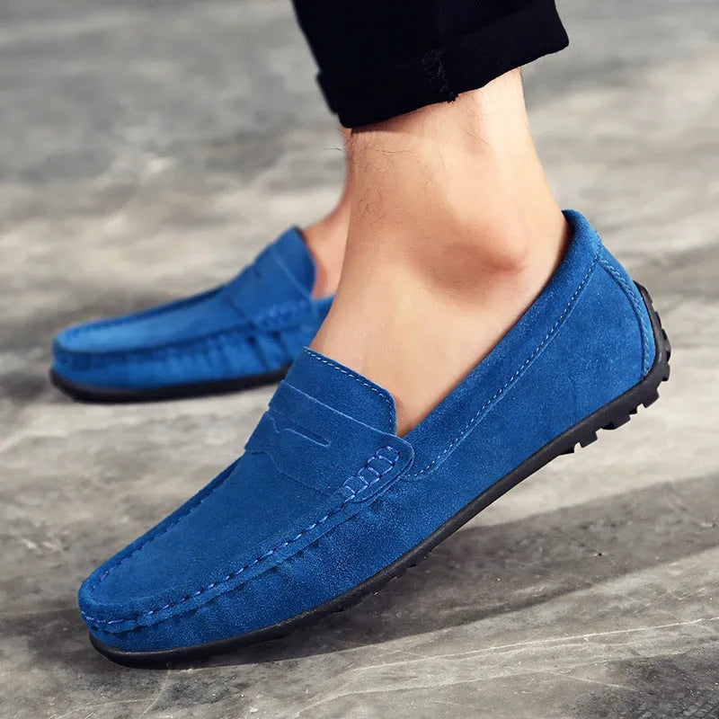 Men's British plus size casual shoes in suede leather with flat rubber sole and slip-on design
