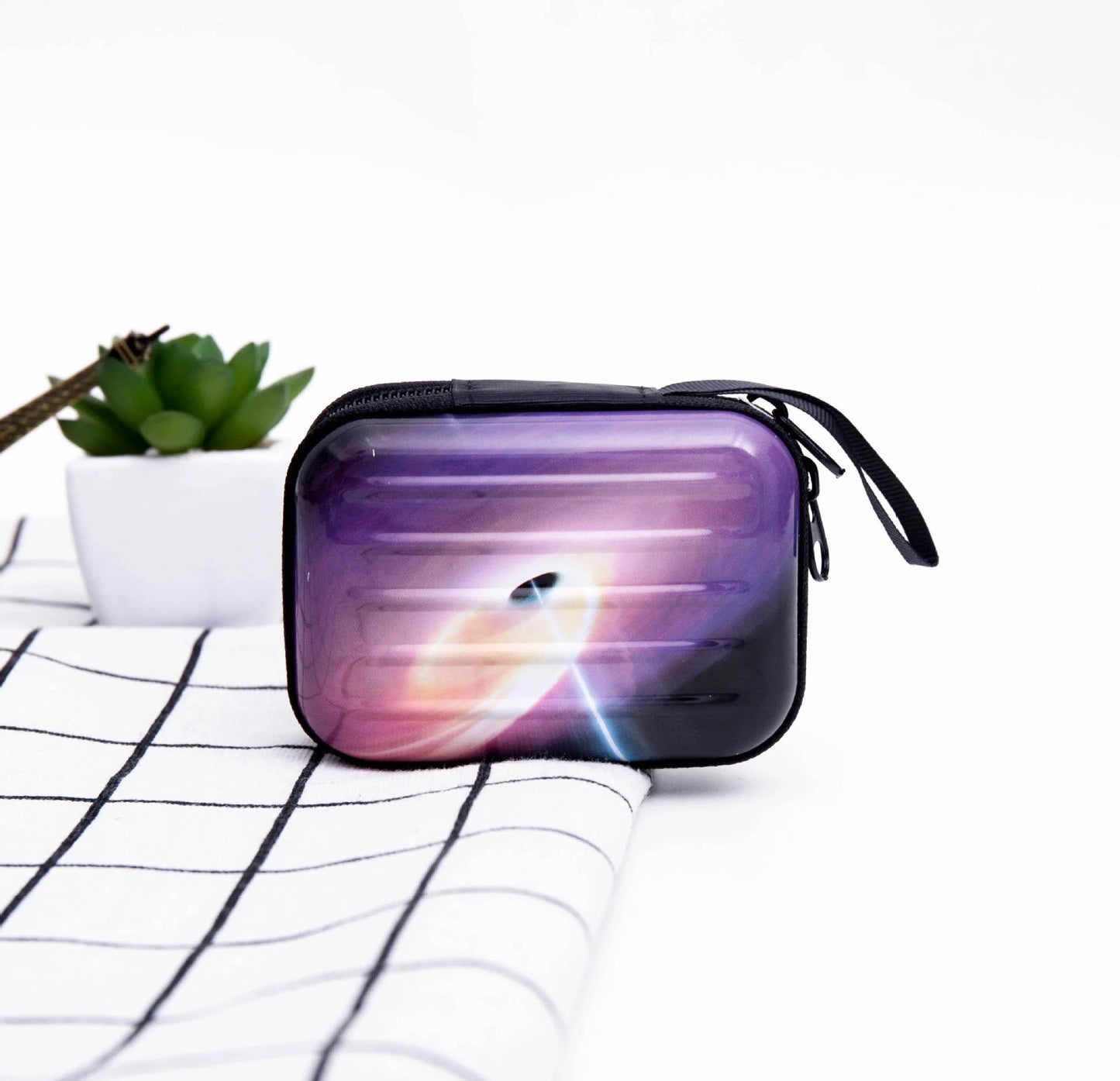 Tinplate coin purse with anime cartoon design and zipper opening