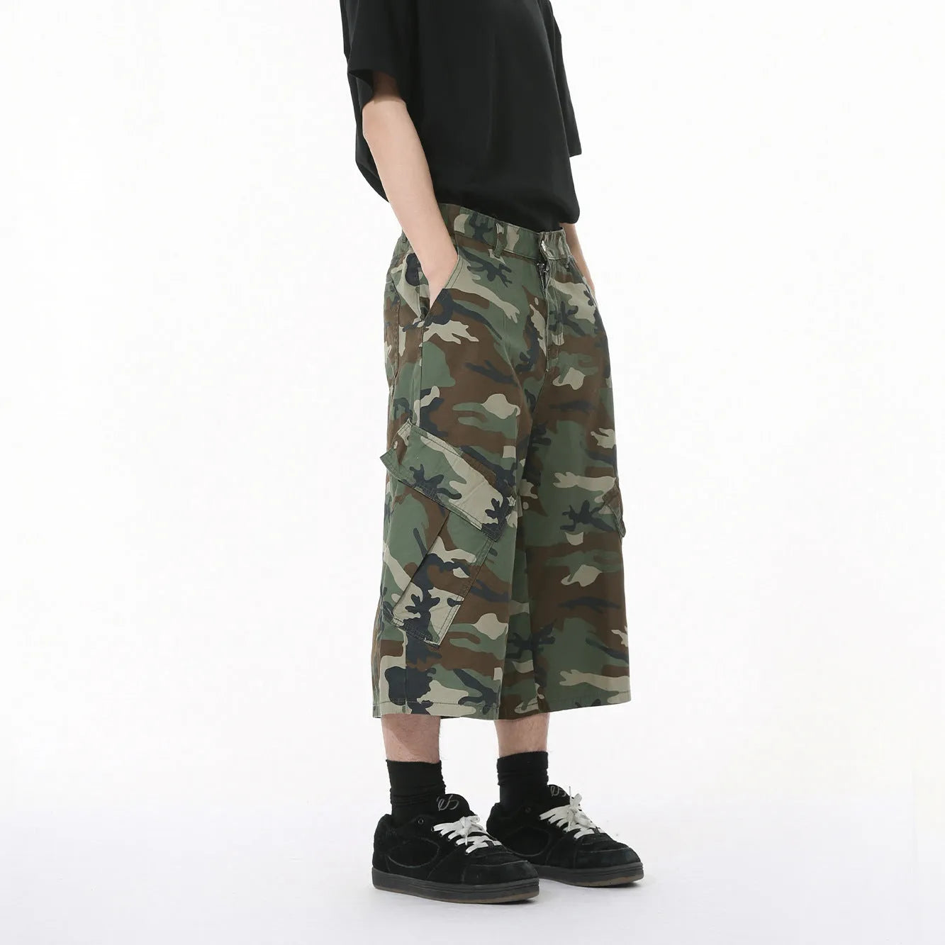 Men's loose fit cropped camouflage jeans with wide legs and side stitching