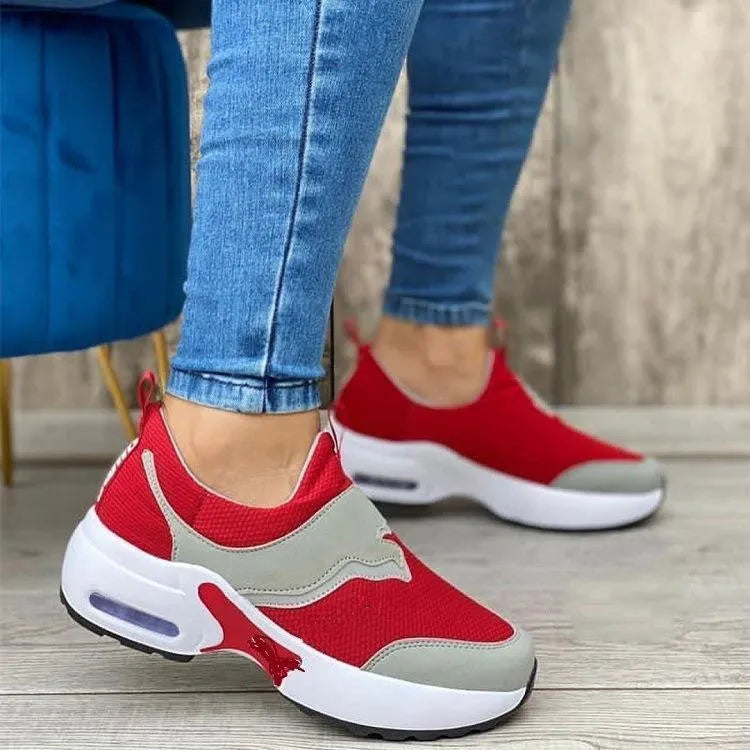 Women's closed toe low top sports shoes in patent leather with slingback design, round toe, and injection-moulded rubber sole