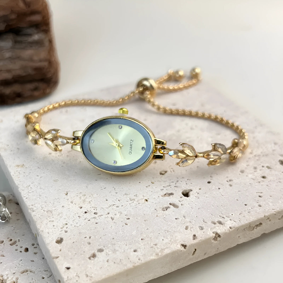Women's oval retro quartz watch with alloy strap, 33mm dial, in gold colour on white background