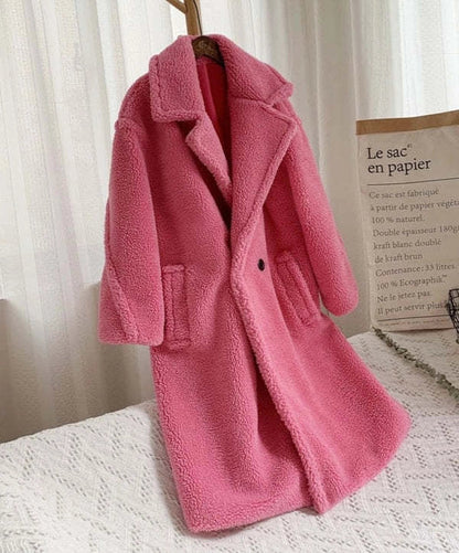 Women's lapel lamb fleece coat with faux fur lining and pockets for winter warmth