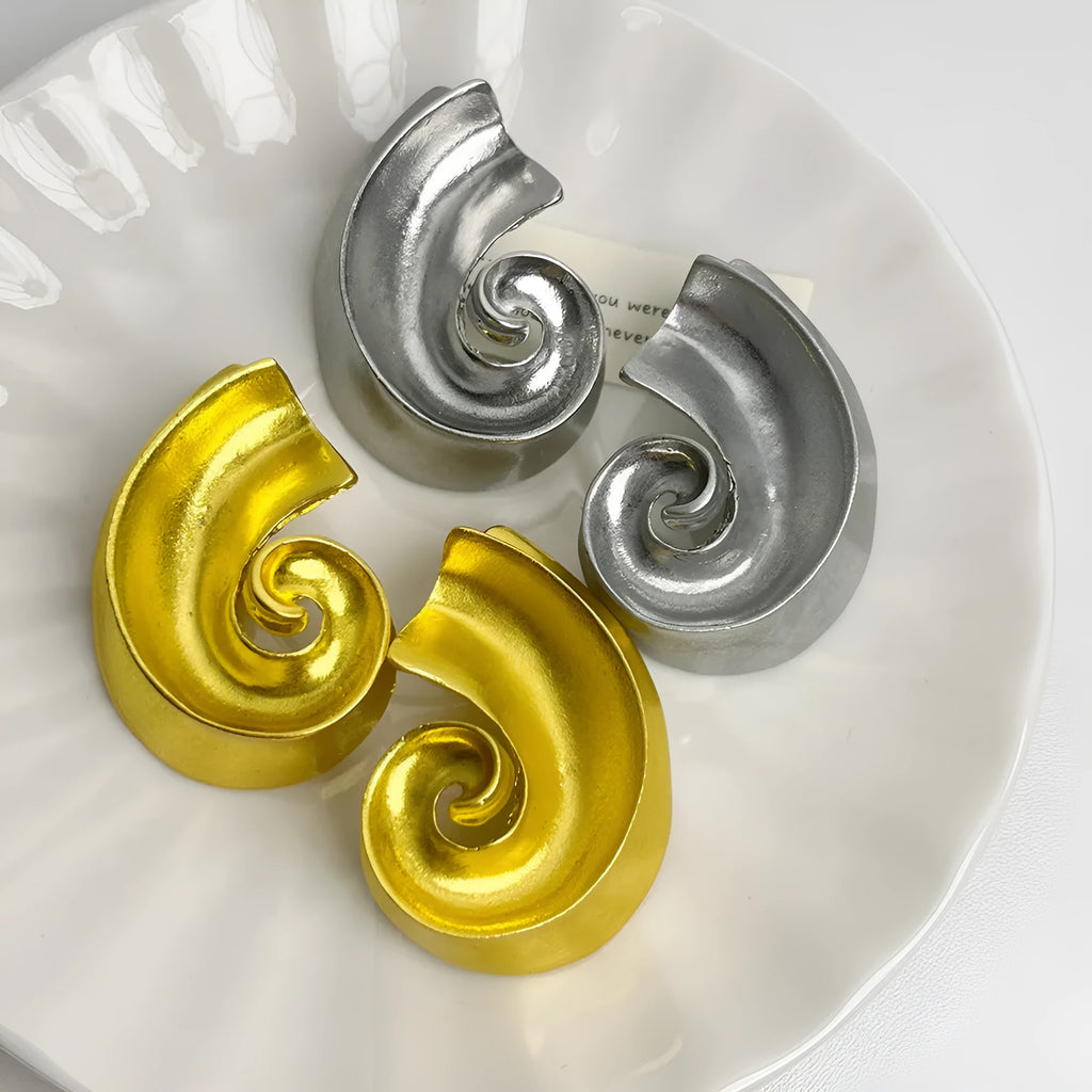 Geometric ear studs with retro design in gold or silver finish, 5 cm size